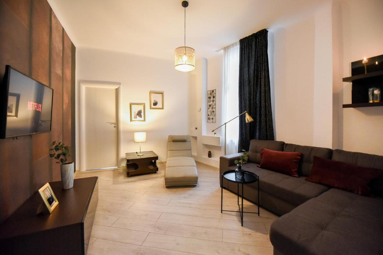 Discover Comfort: Charming & Spacious Apartment In The Old Town 布加勒斯特 外观 照片